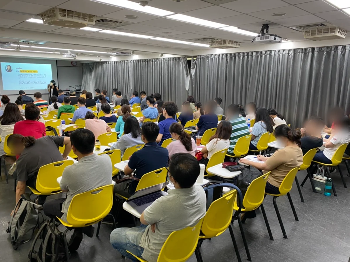 企業內訓教室現場，講師在前方講解，學員專注聽課